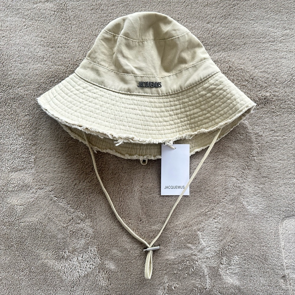 JACQUEMUS
Off-White Les Classiques 'Le bob Artichaut' Hat